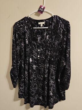Como Blu Black and White Floral V Neck Blouse. In EUC